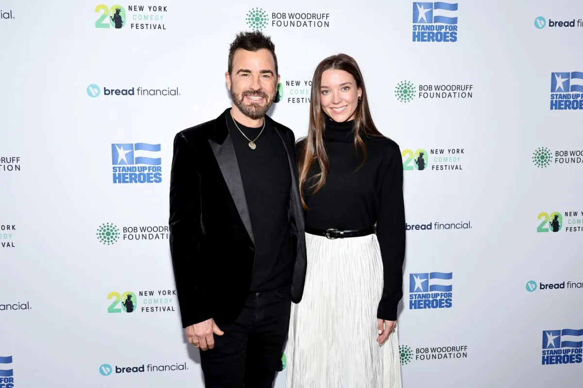 جاستن ثيرو ونيكول برايدون بلوم في قاعة ديفيد جيفن بمدينة نيويورك (Justin Theroux and Nicole Brydon Bloom at David Geffen Hall in New York City). مصدر الصورة: Jamie McCarthy/Getty Images for Bob Woodruff Foundation/AFP
