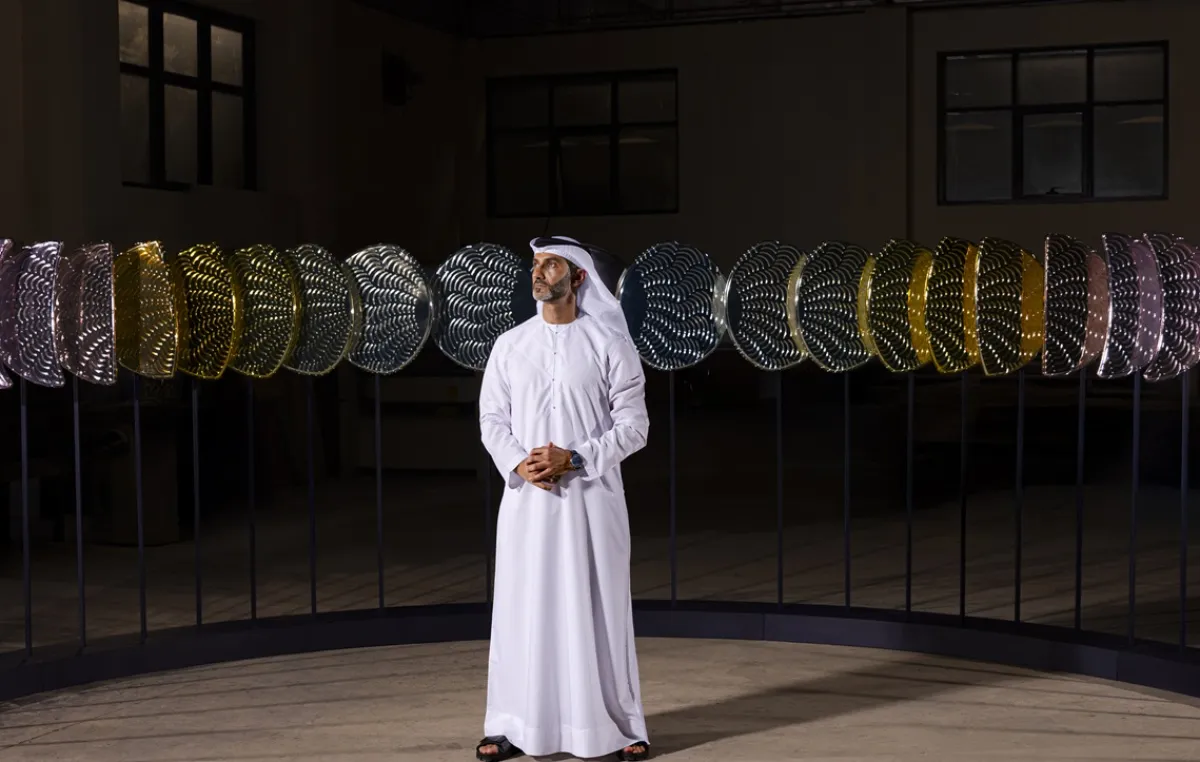 المصمم خالد شعفار أمام تصميم "من الهلال للهلال"- الصورة من مكتب العلاقات العامة لعلامة جيجر لوكولتر