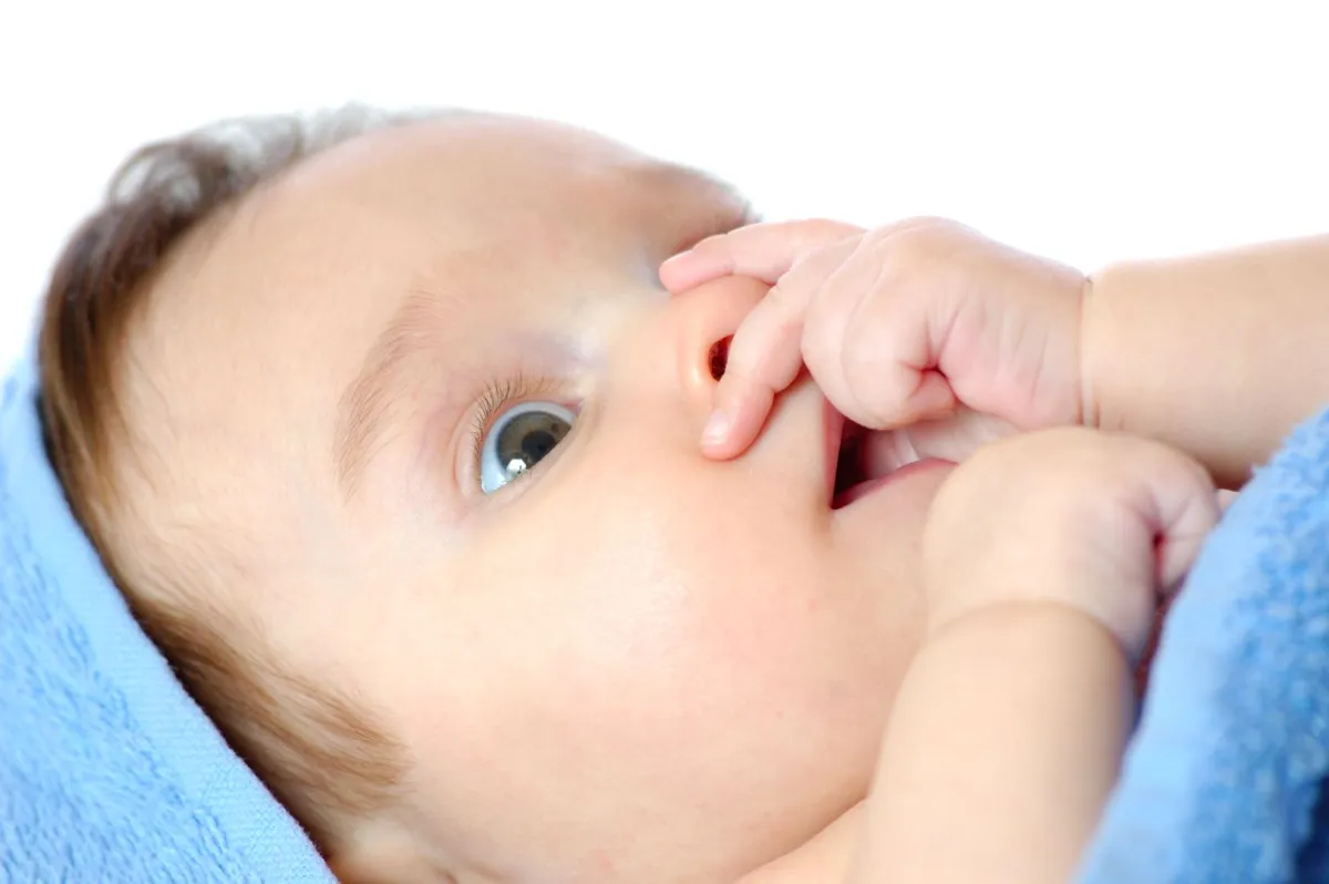 يفضل أن يمص المولود إصبعه بدلاً من اللهاية