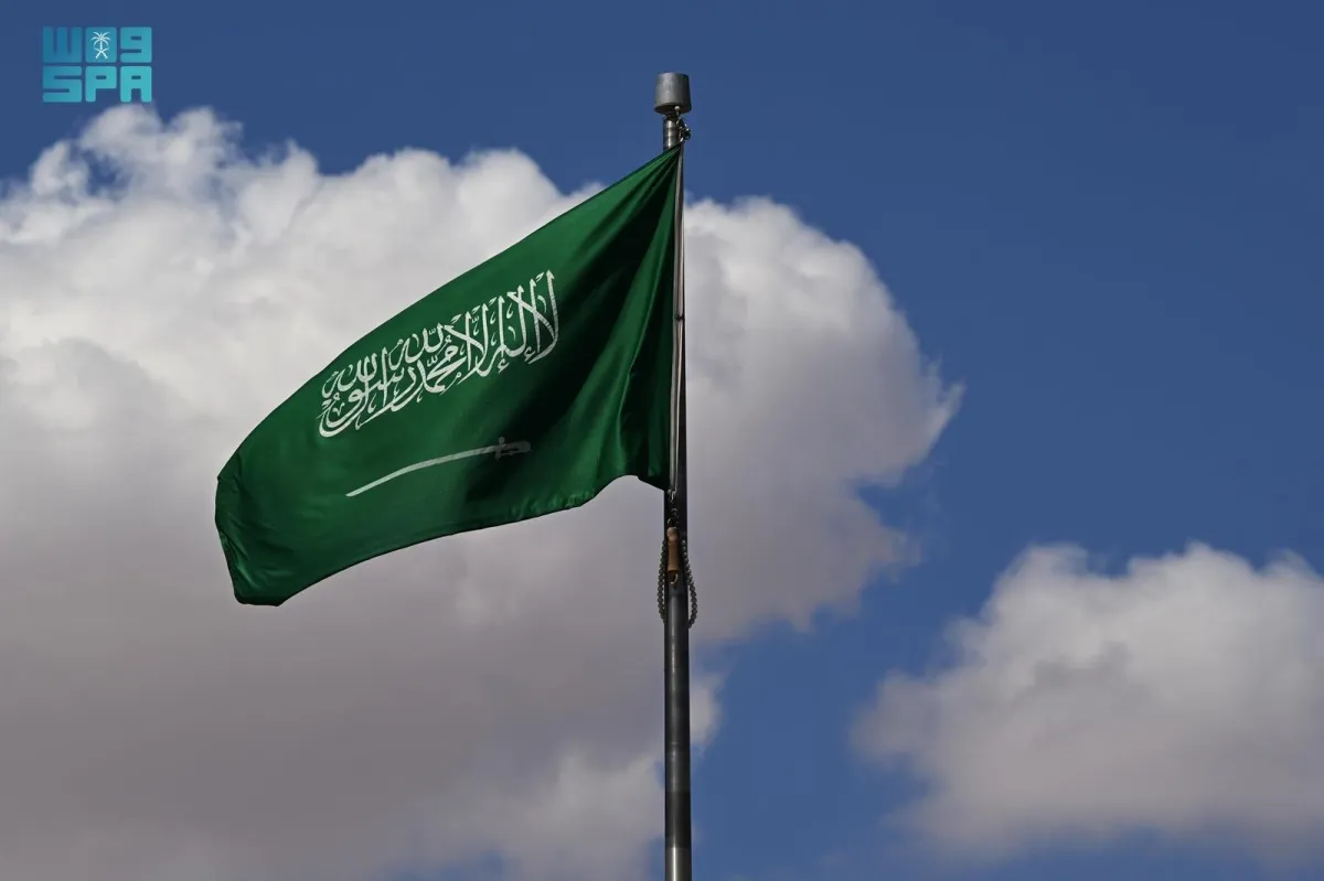 العلم السعودي ينفرد بين أعلام دول العالم بمميزات خاصة أسبغت عليه هالة من المهابة والإجلال والتعظيم - الصورة من واس