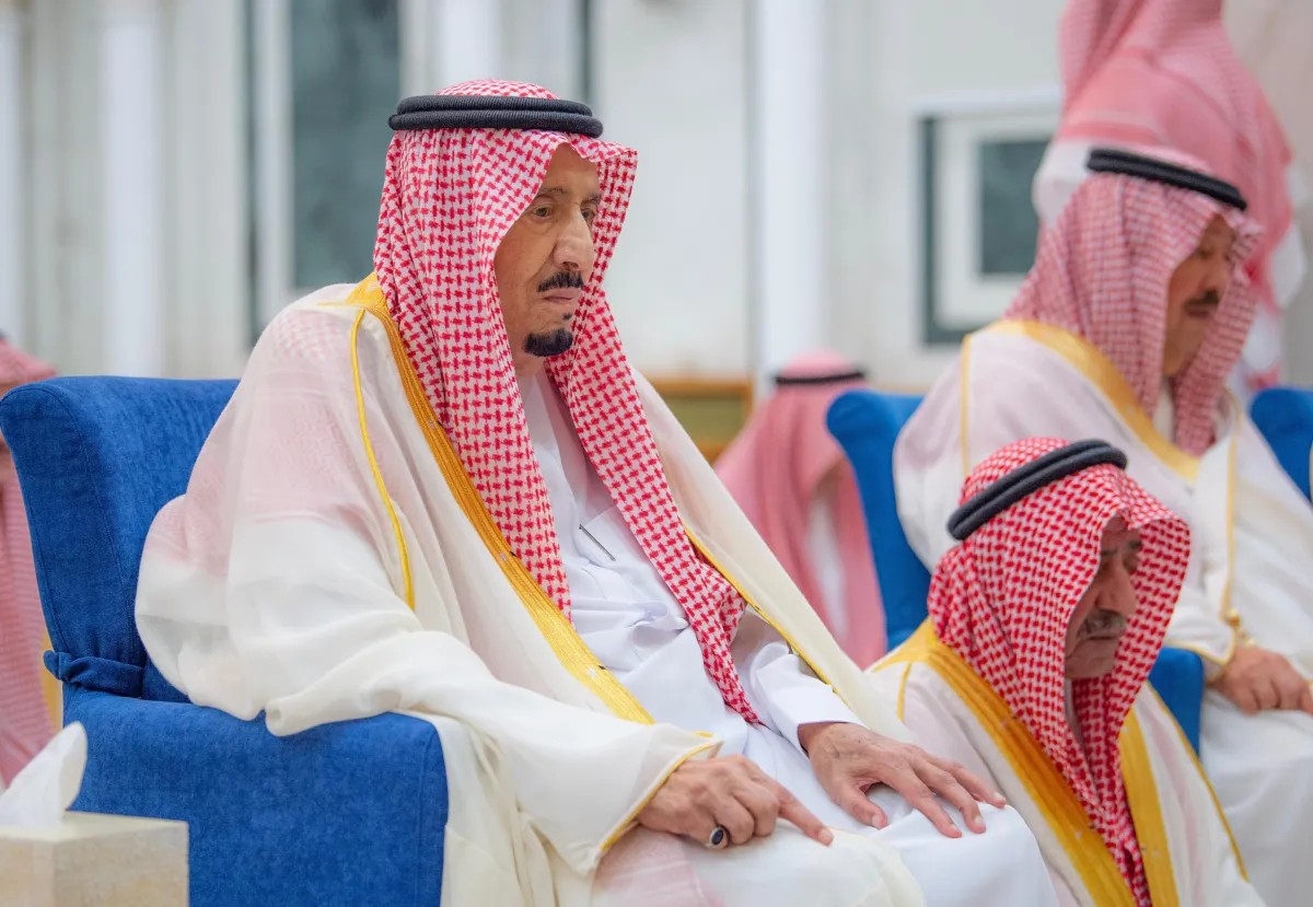 خادم الحرمين الشريفين يؤدي صلاة عيد الفطر - الصورة من واس