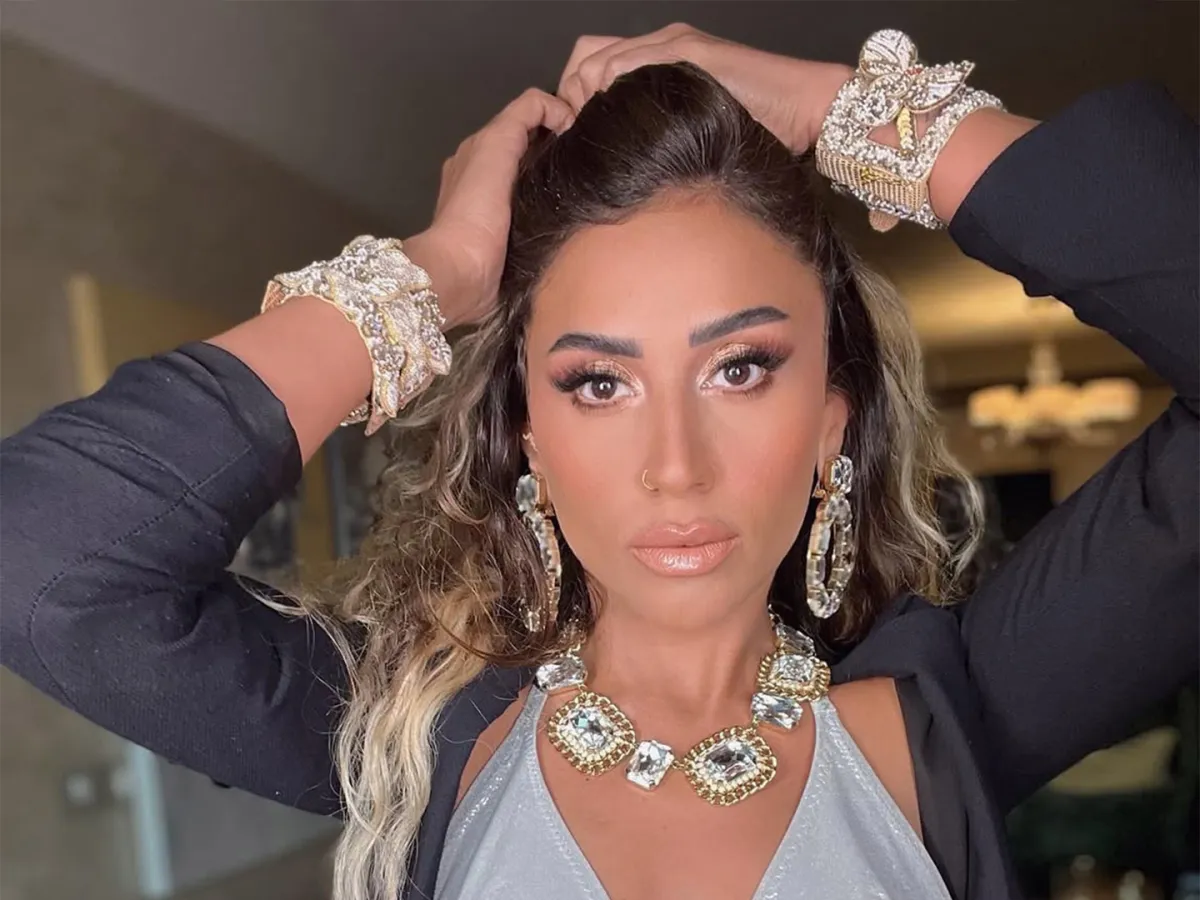 دينا الشربيني بمجوهرات عصرية- الصورة من حسابها الرسمي على إنستغرام