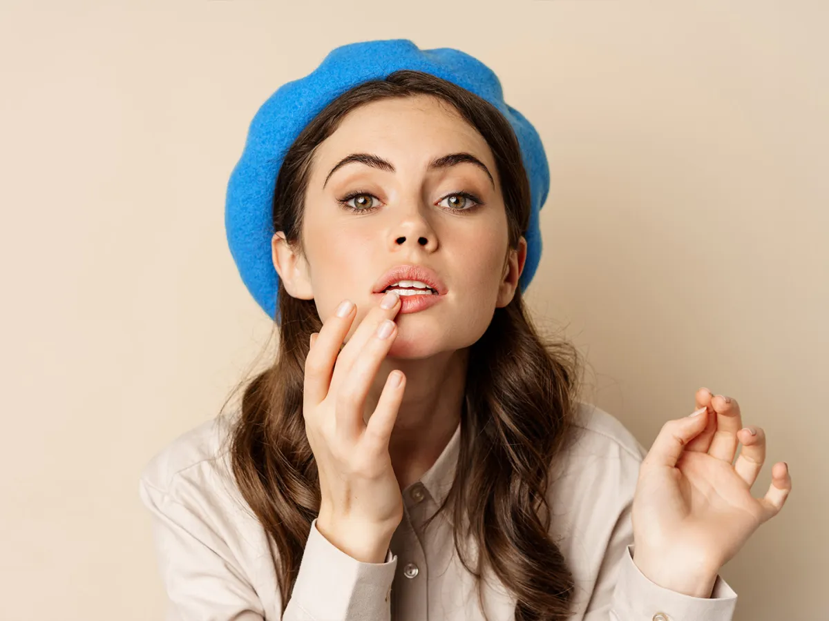 فتاة تعتني بشفاها 