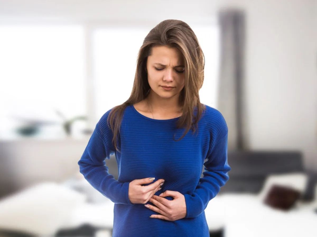 امرأة تشعر بحرقة في المعدة