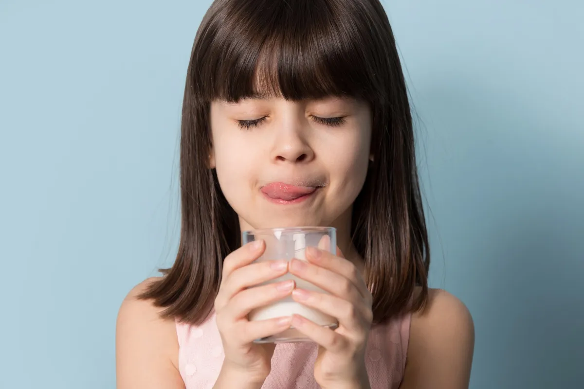 صورة لطفلة تتناول الحليب