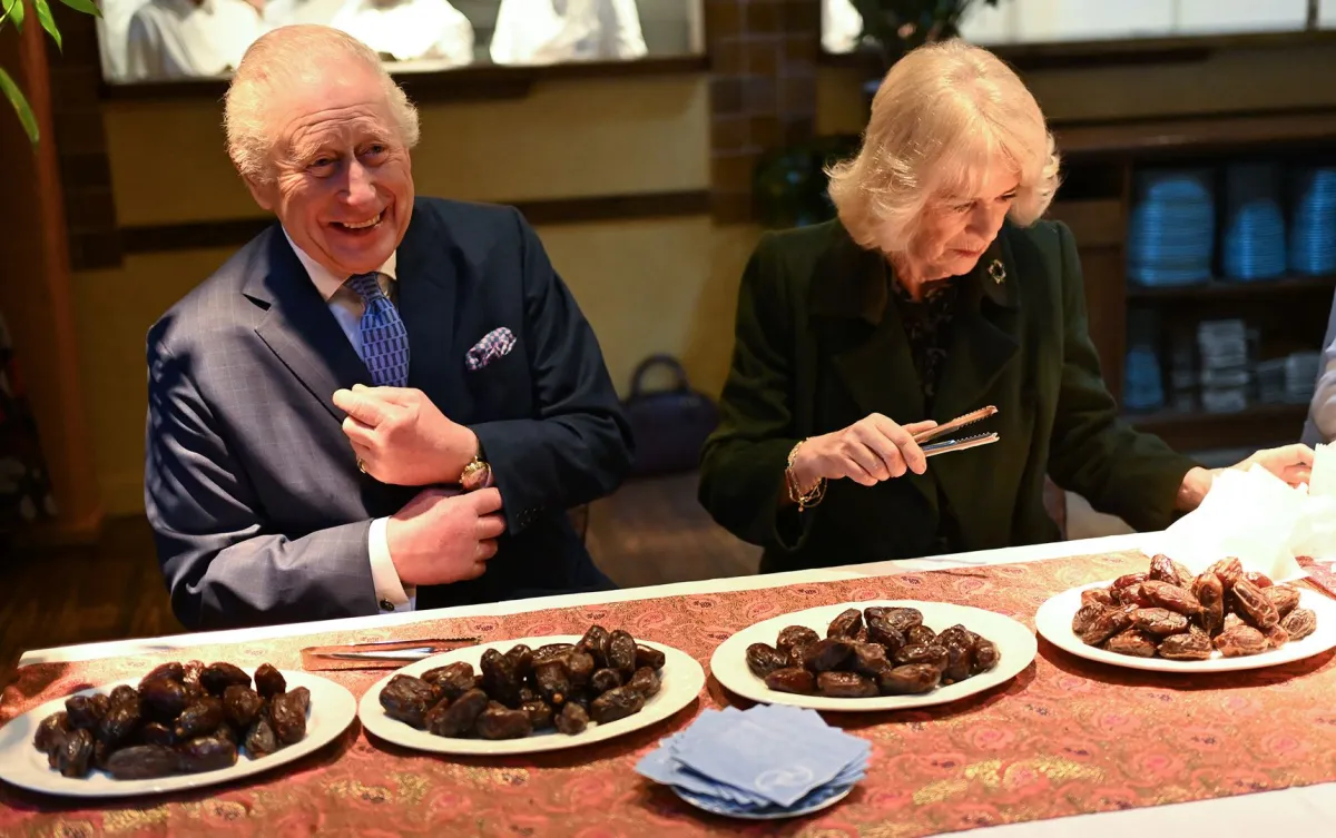 الملك تشارلز والملكة كاميلا خلال زيارة قبل شهر رمضان في لندن (King Charles and Queen Camilla during a visit ahead of Ramadan, in London Eddie). مصدر الصورة: Mulholland / POOL / AFP