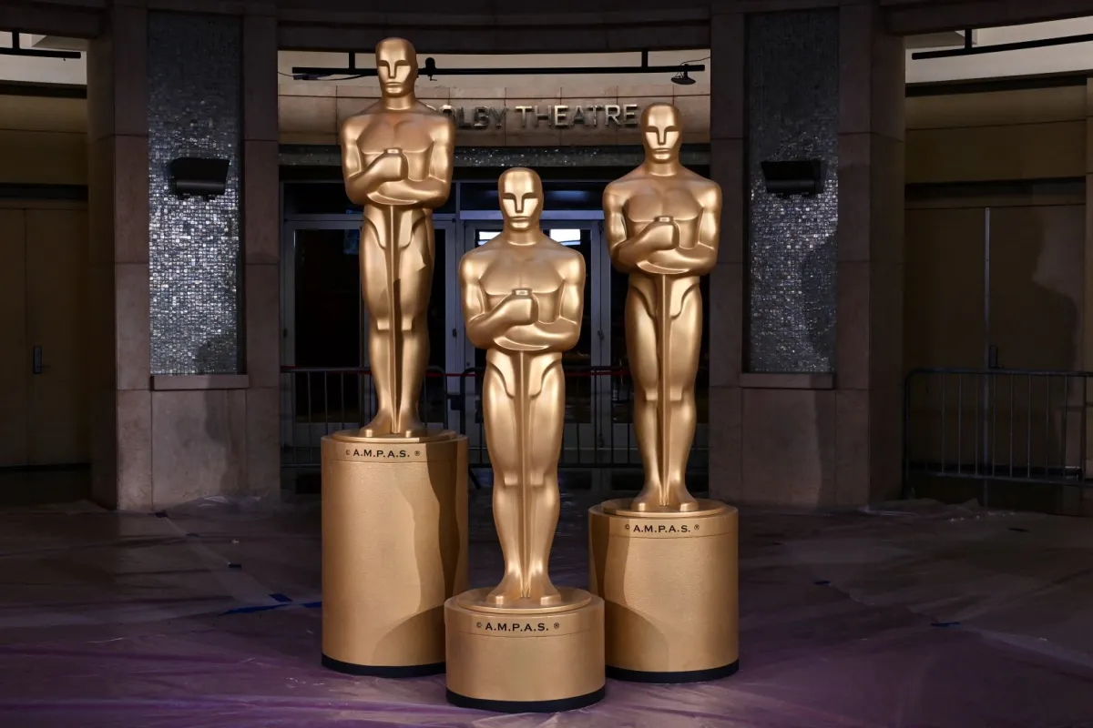 تماثيل الأوسكار أمام مسرح دولبي في هوليوود، كاليفورنيا (Oscar statues stand in front of the Dolby Theatre in Hollywood, California). مصدر الصورة: ANGELA WEISS / AFP