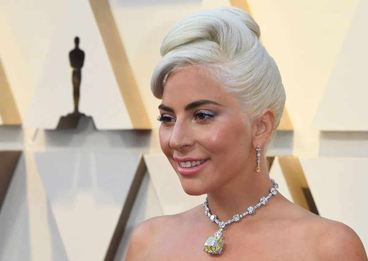 ليدي غاغا ترتدي عقداً مرصعاً بالألماس يتدلى منه حجر ألماس أصفر تاريخي في الأوسكار