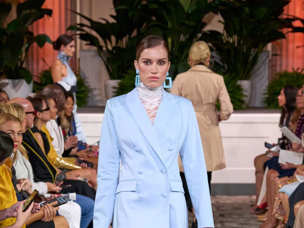 بليزر من دينيس باسو Dennis Basso - الصورة من Launchmetrics/Spotlight ©