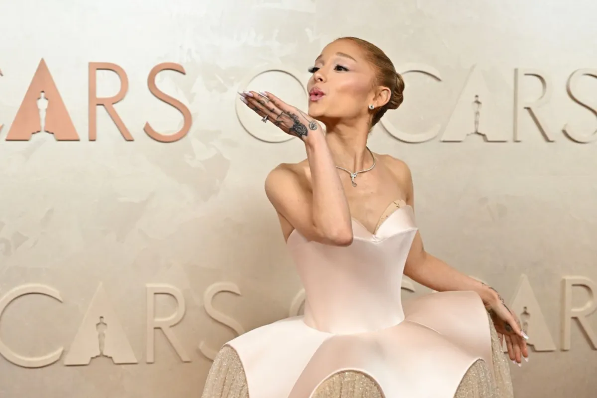 أريانا غراندي تحضر حفل توزيع جوائز الأوسكار السنوي السابع والتسعين في مسرح دولبي في هوليوود، كاليفورنيا (Ariana Grande attends the 97th Annual Academy Awards at the Dolby Theatre in Hollywood, California). مصدر الصورة: Robyn Beck / AFP