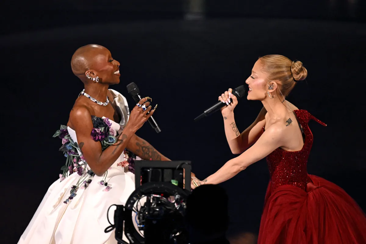 سينثيا إريفو وأريانا غراندي في حفل توزيع جوائز الأوسكار 2025 ( Cynthia Erivo and Ariana Grande at the 97th Annual Academy Awards). مصدر الصورة: Patrick T. Fallon / AFP