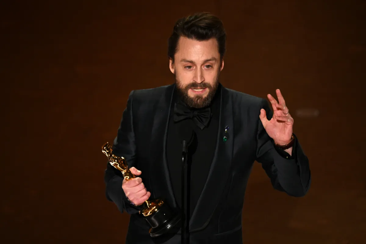 كيران كولكين يتسلم جائزة أفضل ممثل مساعد في الأوسكار 2025 ( Kieran Culkin accepts the award for Best Supporting Actor at oscars 2025). مصدر الصورة: Patrick T. Fallon / AFP