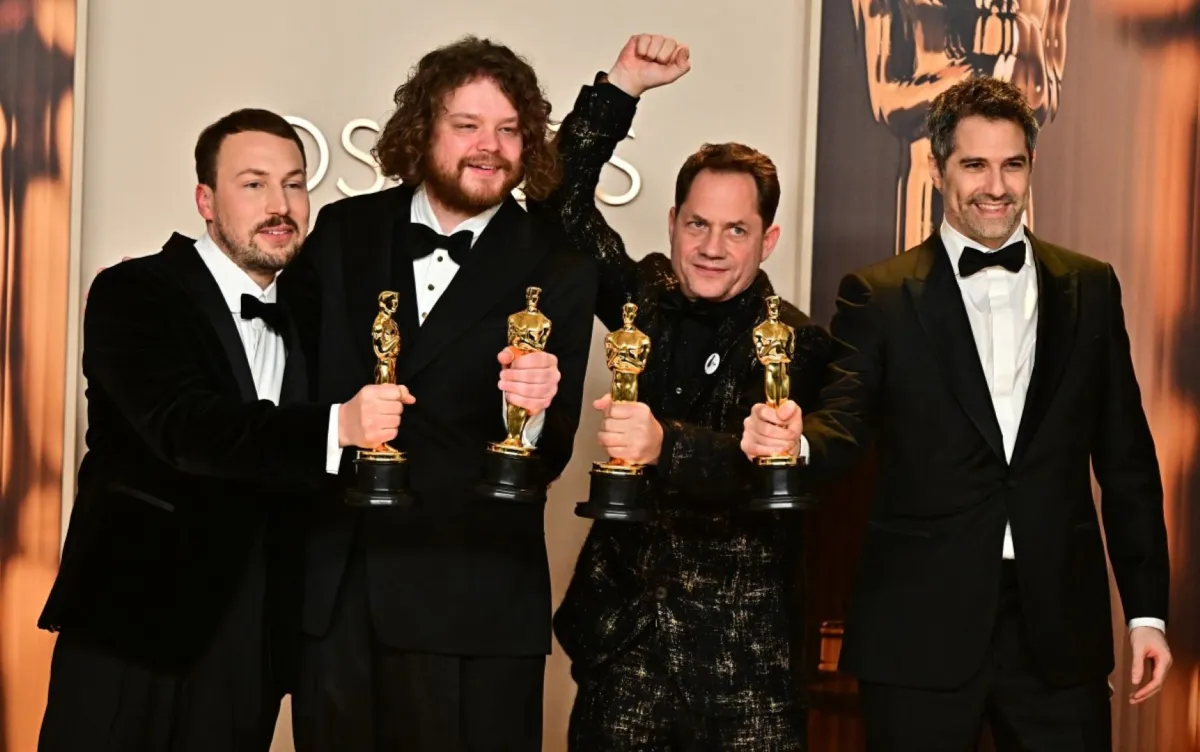 جينتس زيلبالوديس وماتيس كازا ورون ديينز وغريغوري زالكمان مع جائزة الأوسكار لأفضل فيلم رسوم متحركة عن فيلم "Flow" خلال حفل توزيع جوائز الأوسكار السنوي السابع والتسعين في مسرح دولبي في هوليوود، كاليفورنيا (Gints Zilbalodis, Matiss Kaza, Ron Dyens and Gregory Zalcman with the Oscar for Best Animated Feature Film for "Flow" during the 97th Annual Academy Awards at the Dolby Theatre in Hollywood, California). مصدر الصورة: Frederic J. Brown / AFP