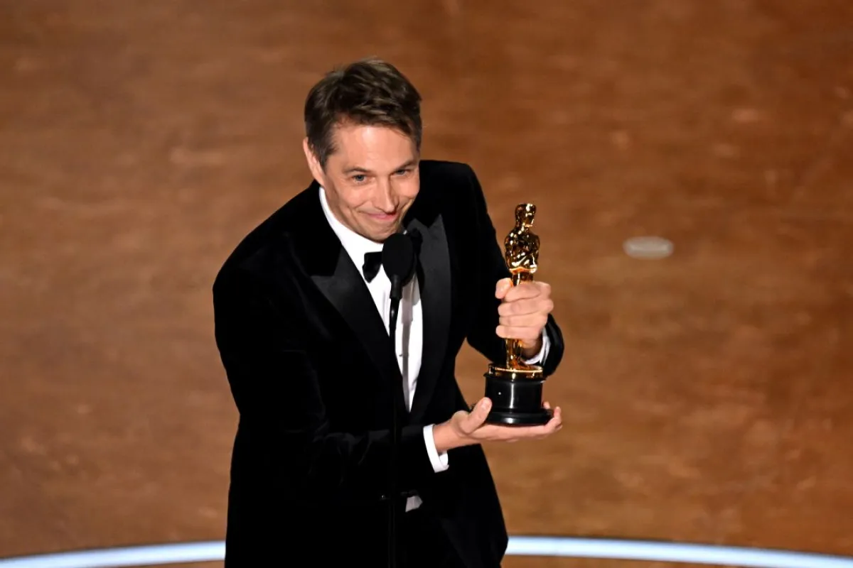 شون بيكر خلال حفل توزيع جوائز الأوسكار السنوي السابع والتسعين في مسرح دولبي في هوليوود، كاليفورنيا (Sean Baker during the 97th Annual Academy Awards at the Dolby Theatre in Hollywood, California). مصدر الصورة: Patrick T. Fallon / AFP