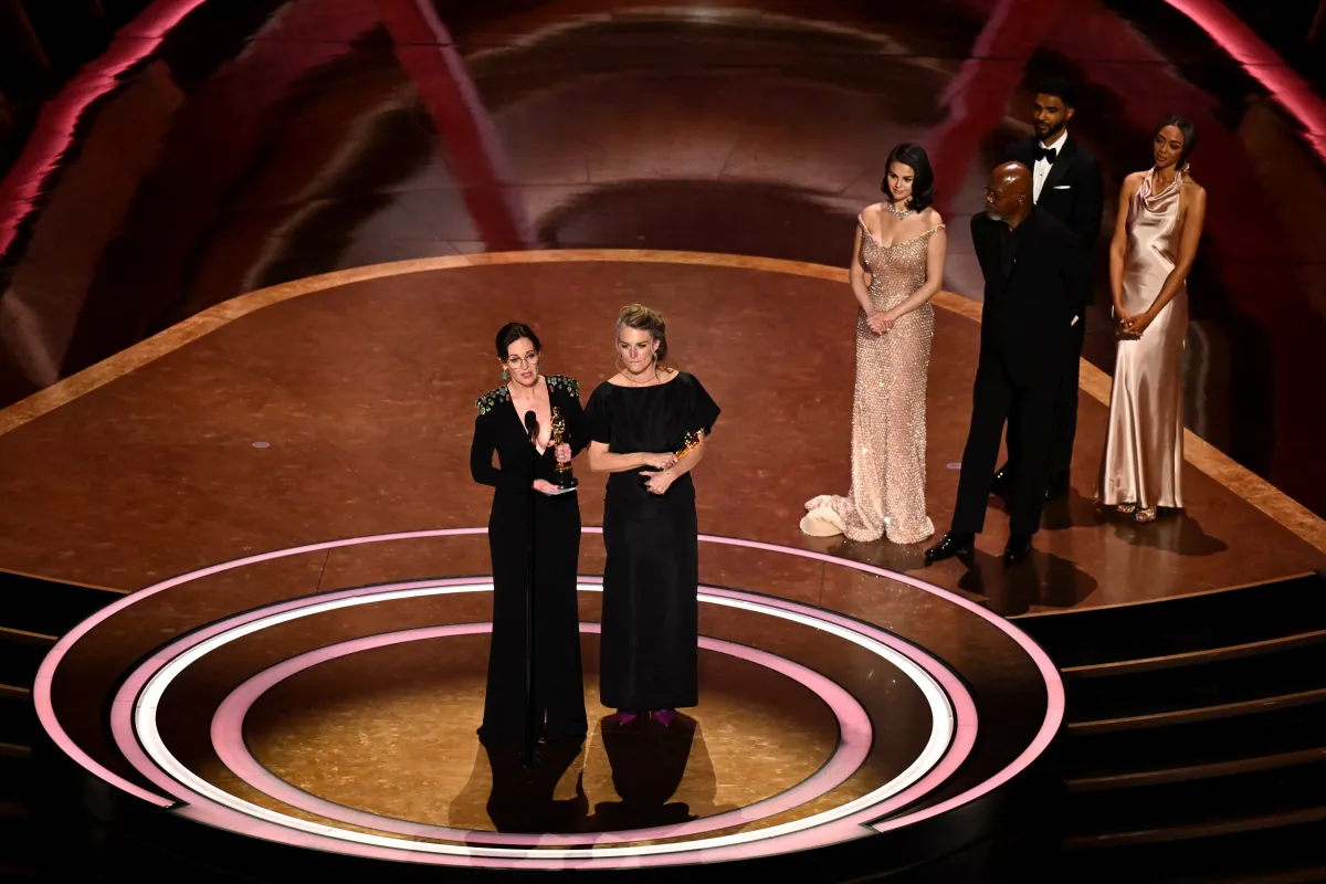 مولي أوبراين وليزا ريمنجتون في حفل توزيع جوائز الأوسكار 2025  ( Molly O’Brien and Lisa Remington  at oscars 2025). مصدر الصورة: Patrick T. Fallon / AFP