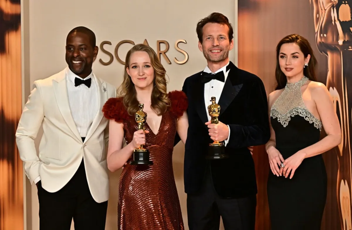 فيكتوريا وارمردام وترينت محاطان بالمقدمين ستيرلينج ك. براون وآنا دي أرماس خلال حفل توزيع جوائز الأوسكار السنوي السابع والتسعين في مسرح دولبي في هوليوود، كاليفورنيا (Victoria Warmerdam and Trent flanked by presenters Sterling K. Brown and Ana de Armas during the 97th Annual Academy Awards at the Dolby Theatre in Hollywood, California). مصدر الصورة: Frederic J. Brown / AFP