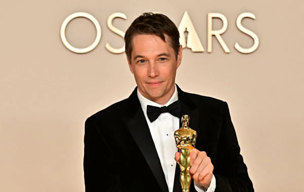 شون بيكر خلال حفل توزيع جوائز الأوسكار السنوي السابع والتسعين في مسرح دولبي في هوليوود، كاليفورنيا (Sean Baker during the 97th Annual Academy Awards at the Dolby Theatre in Hollywood, California). مصدر الصورة: Frederic J. Brown / AFP