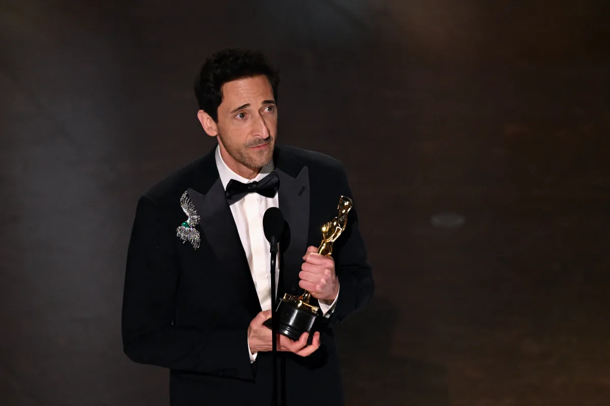 أدريان برودي يتسلم جائزة أفضل ممثل في حفل توزيع جوائز الأوسكار 2025 (  Adrien Brody accepts the award for Best Actor at oscars 2025). مصدر الصورة: Patrick T. Fallon / AFP