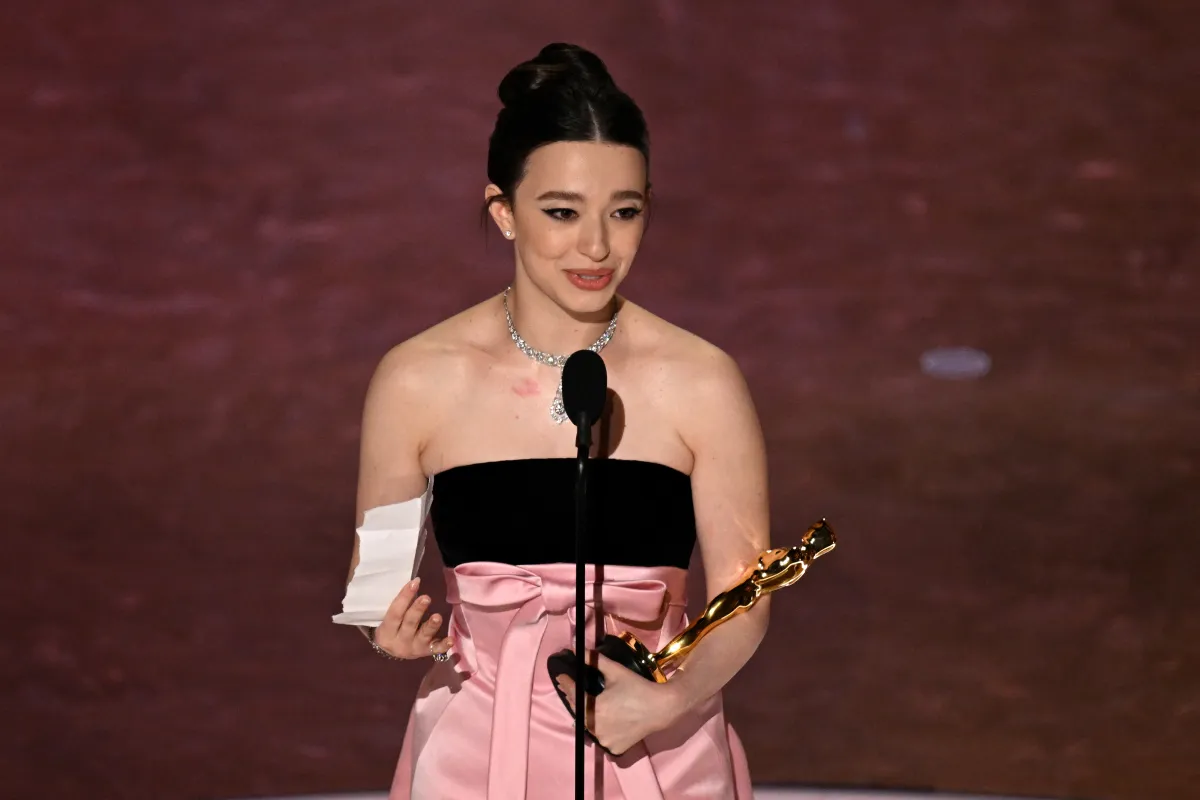 ميكي ماديسون تتسلم جائزة أفضل ممثلة في حفل توزيع جوائز الأوسكار 2025 ( Mikey Madison accepts the award for Best Actress at oscars 2025 ). مصدر الصورة:  Patrick T. Fallon / AFP