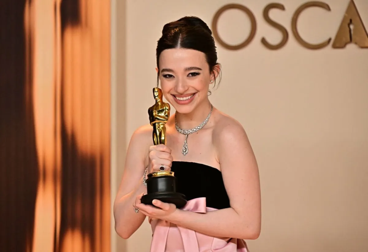 ميكي ماديسون خلال حفل توزيع جوائز الأوسكار السنوي السابع والتسعين في مسرح دولبي في هوليوود، كاليفورنيا (Mikey Madison during the 97th Annual Academy Awards at the Dolby Theatre in Hollywood, California). مصدر الصورة: Frederic J. Brown / AFP