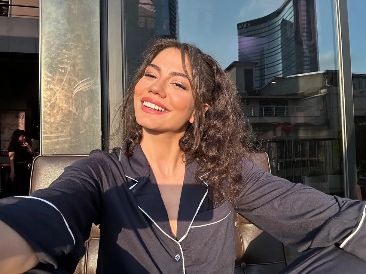 ديميت أوزديمير- الصورة من حسابها الرسمي على إنستغرام