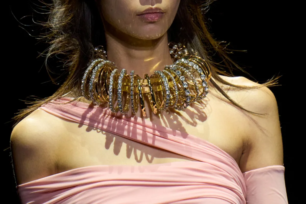 أكسسوار  مجوهر من عرض أنييه ريكوردزAniye Records-  الصورة من Launchmetrics/Spotlight ©