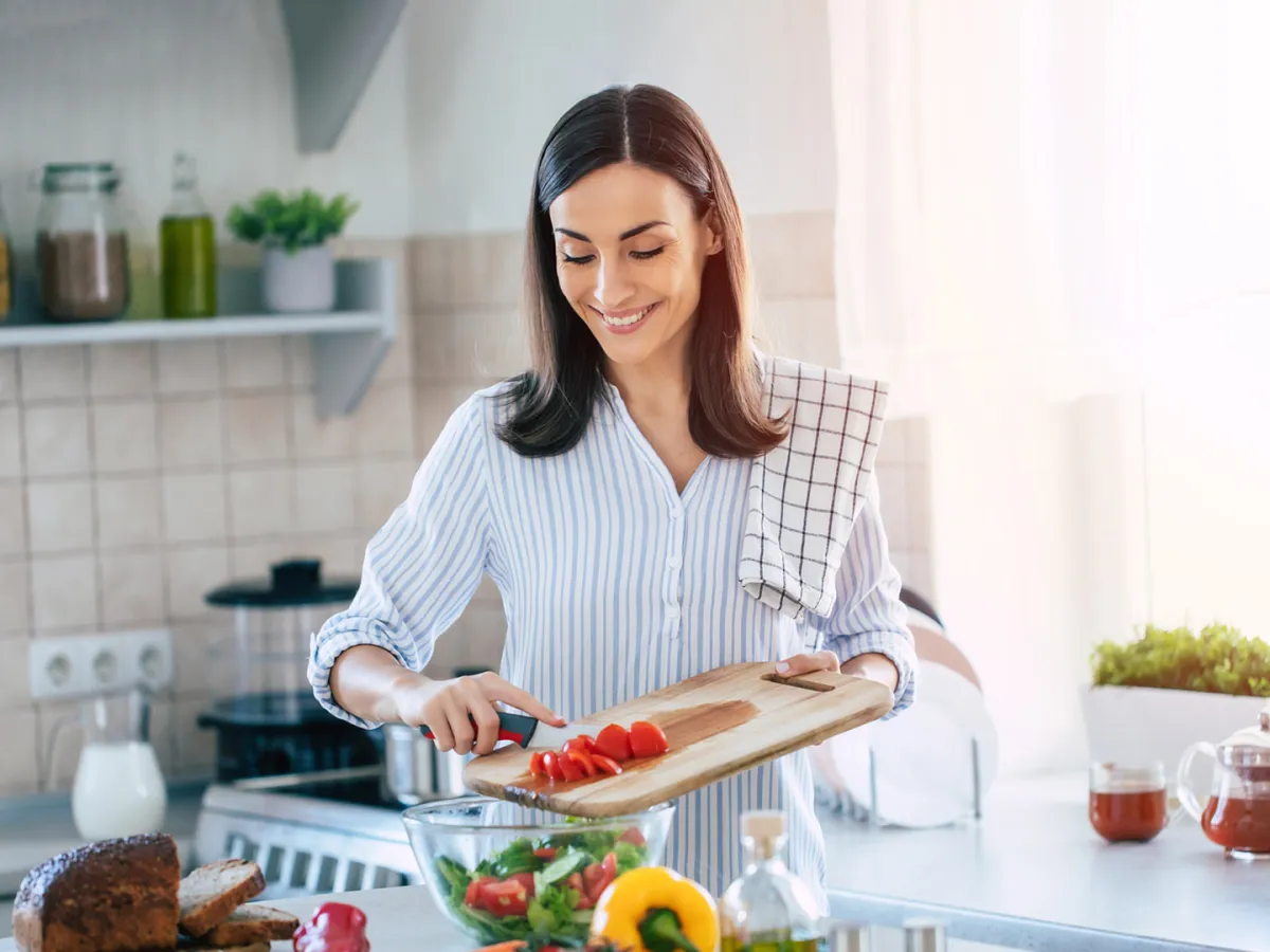 سيدة تطبخ طعاماً صحياً