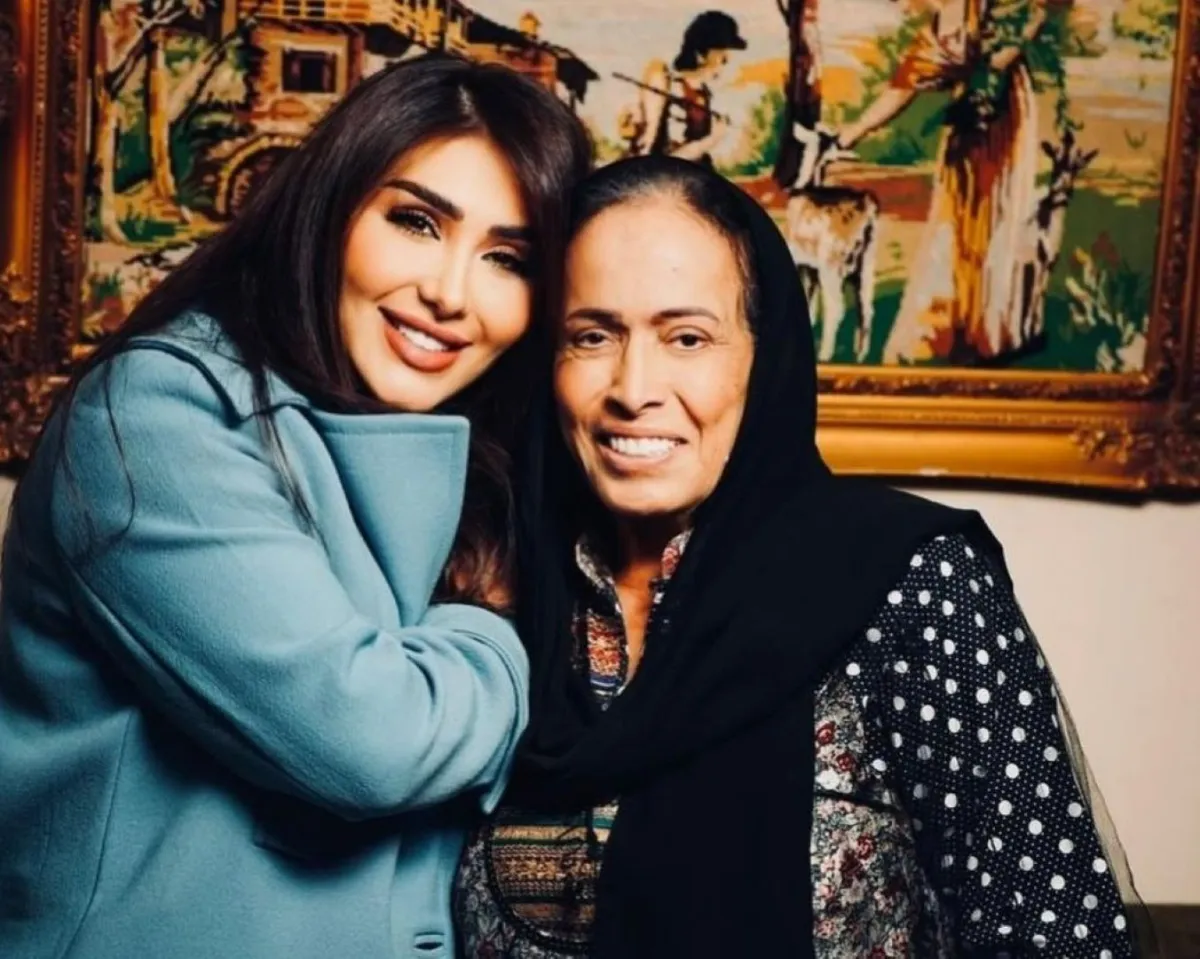 فرح الهادي وحياة الفهد في كواليس مسلسل أفكار أمي - الصورة من صفحة إبراهيم الحساوي على انستغرام