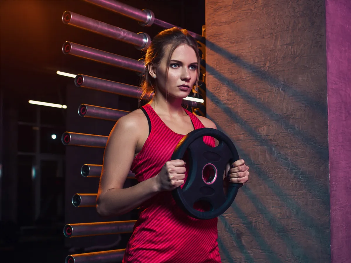 سيدة تزيد من معدل حرق الدهون أثناء التمارين Image by YuliiaKa on Freepik