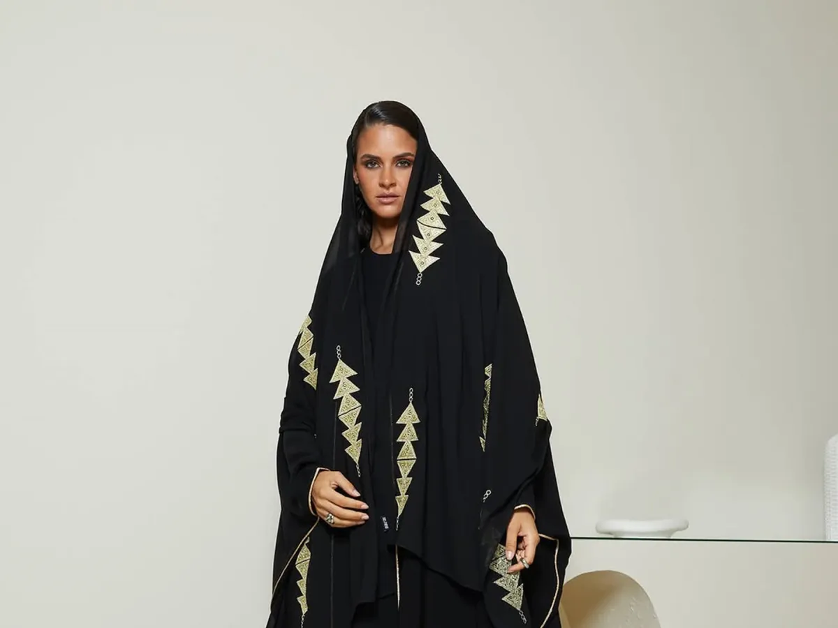 البشت الأسود من Des Farah - الصورة من إنستغرام الماركة