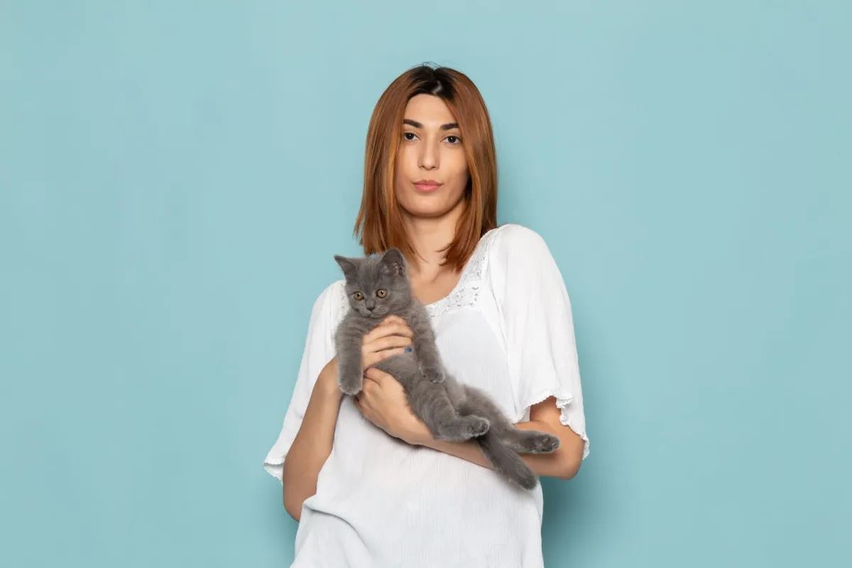 حامل تحمل قطة