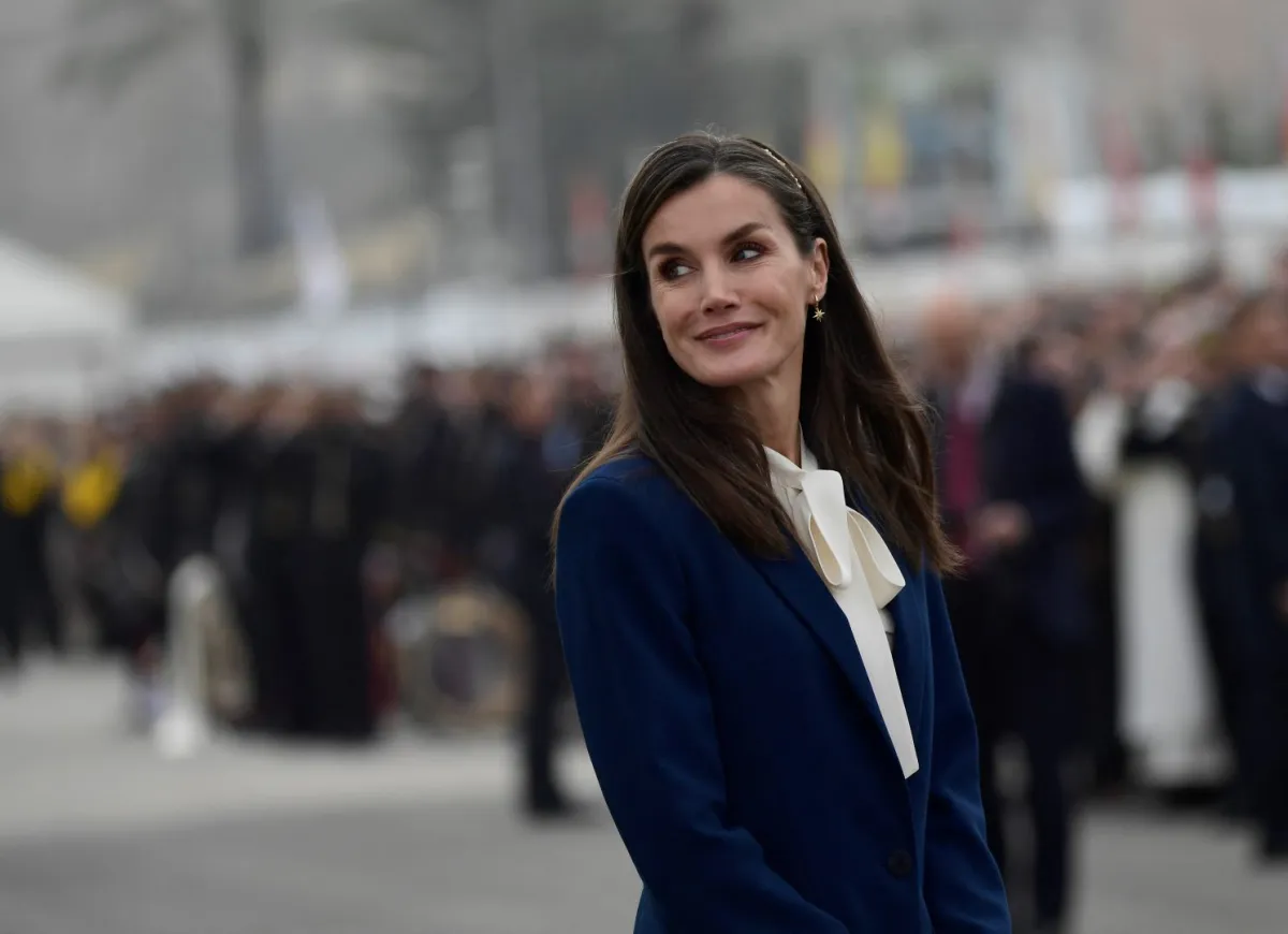 الملكة ليتيزيا ترتدي زوجاً من الأقراط الناعمة 