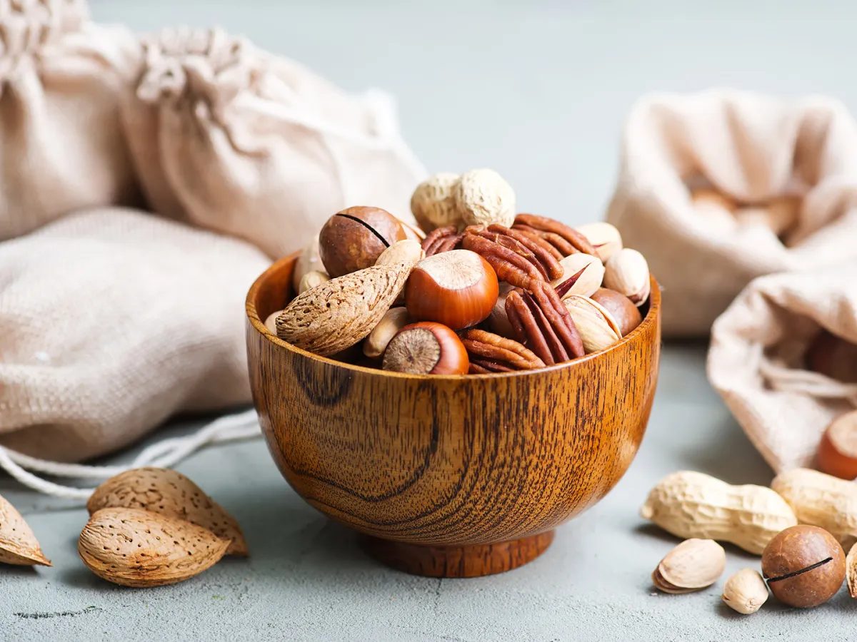 المكسرات النيئة 