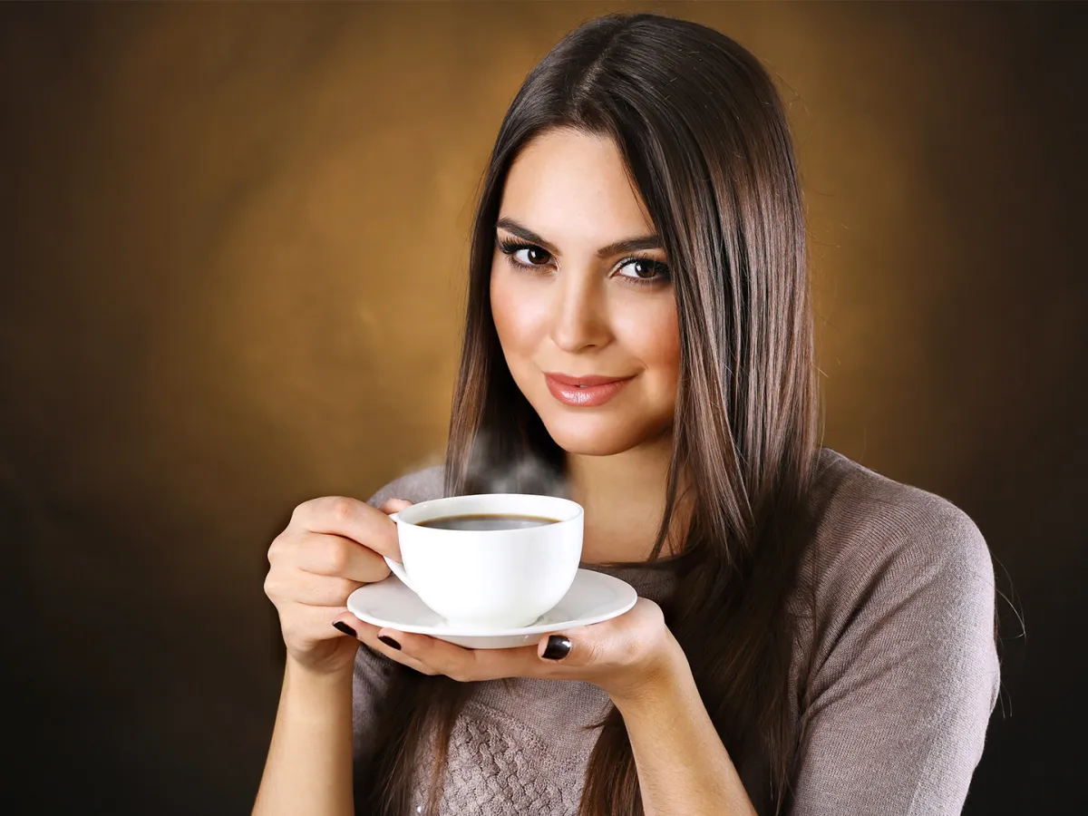 سيدة تشرب القهوة