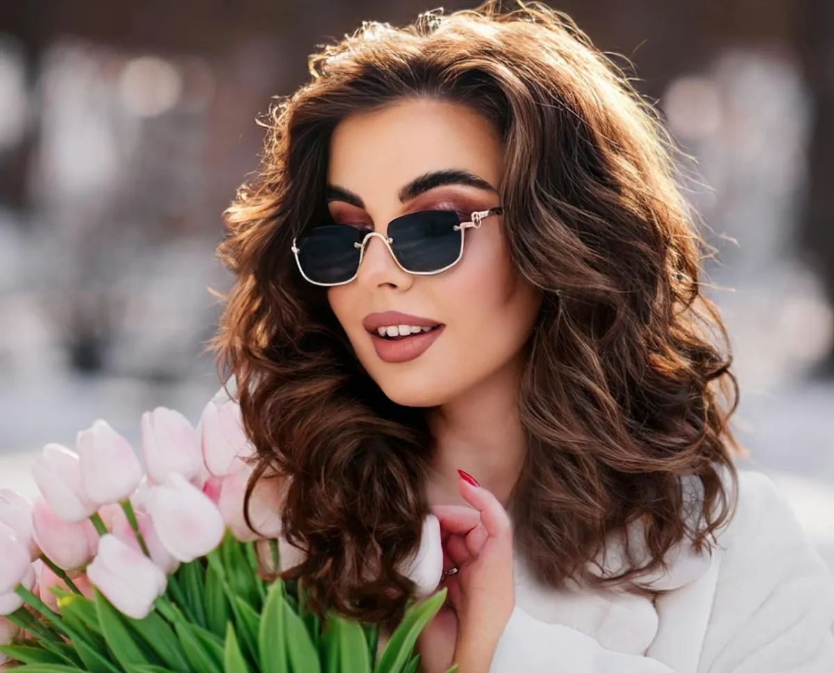 امرأة تحتفل باليوم العالمي للمرأة