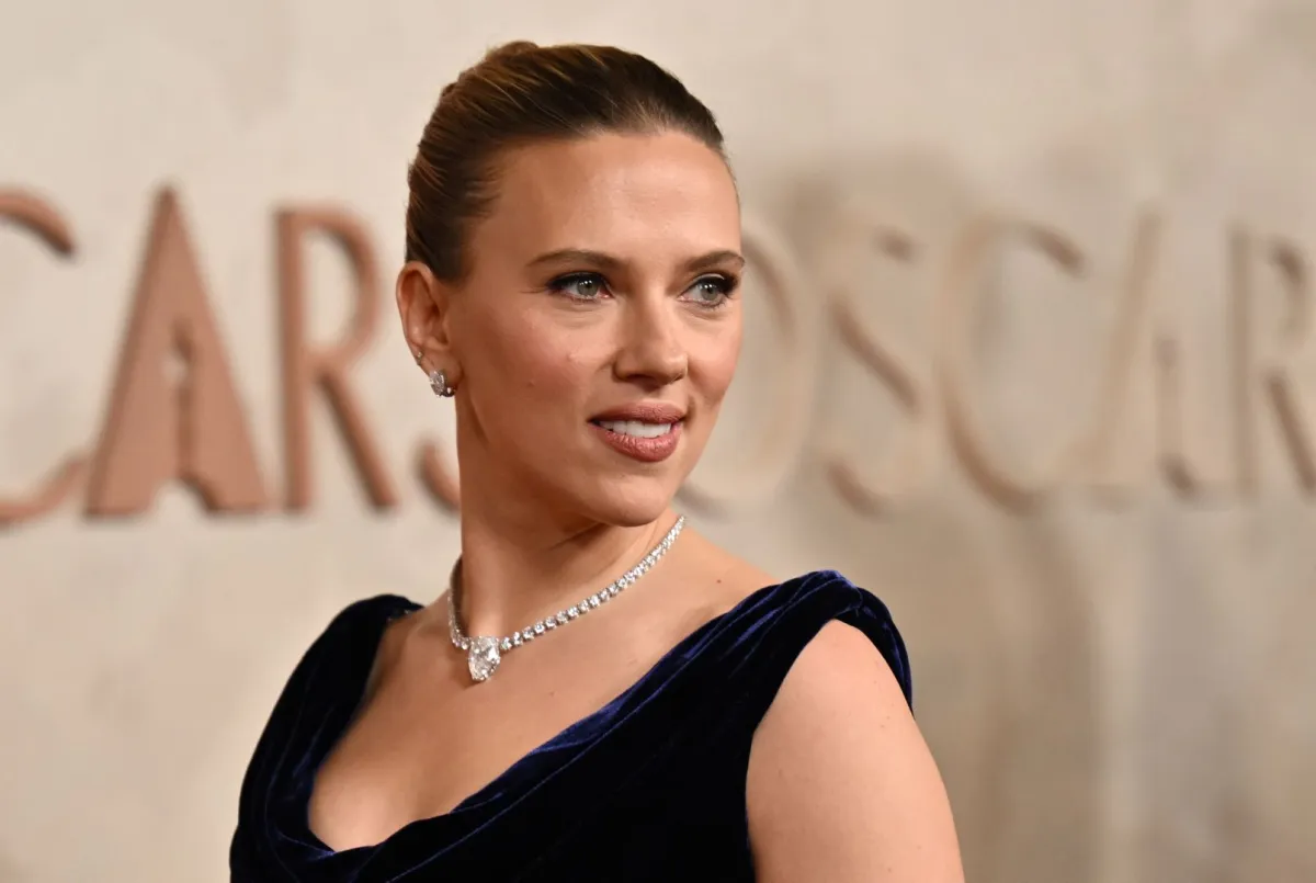 سكارليت جوهانسون في حفل توزيع جوائز الأوسكار السنوي السابع والتسعين في مسرح دولبي في هوليوود، كاليفورنيا (Scarlett Johansson at the 97th Annual Academy Awards at the Dolby Theatre in Hollywood, California). مصدر الصورة: ANGELA WEISS / AFP