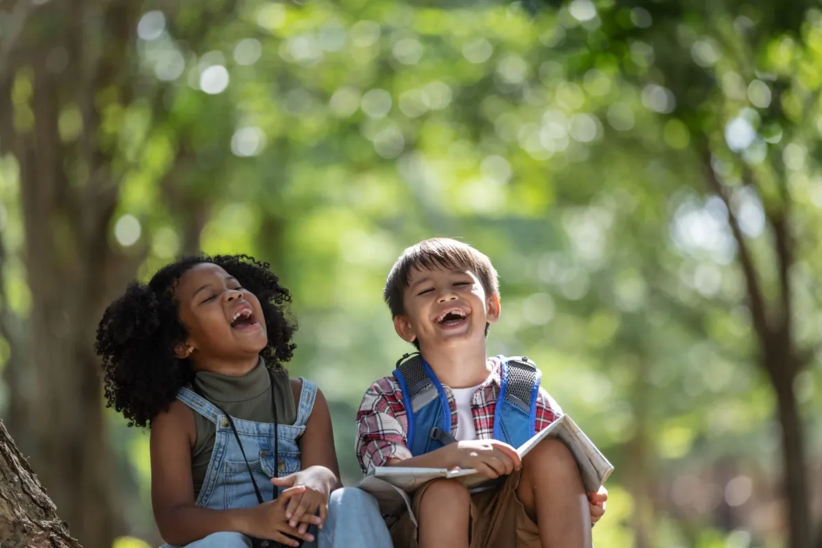 صورة طفلين يضحكان