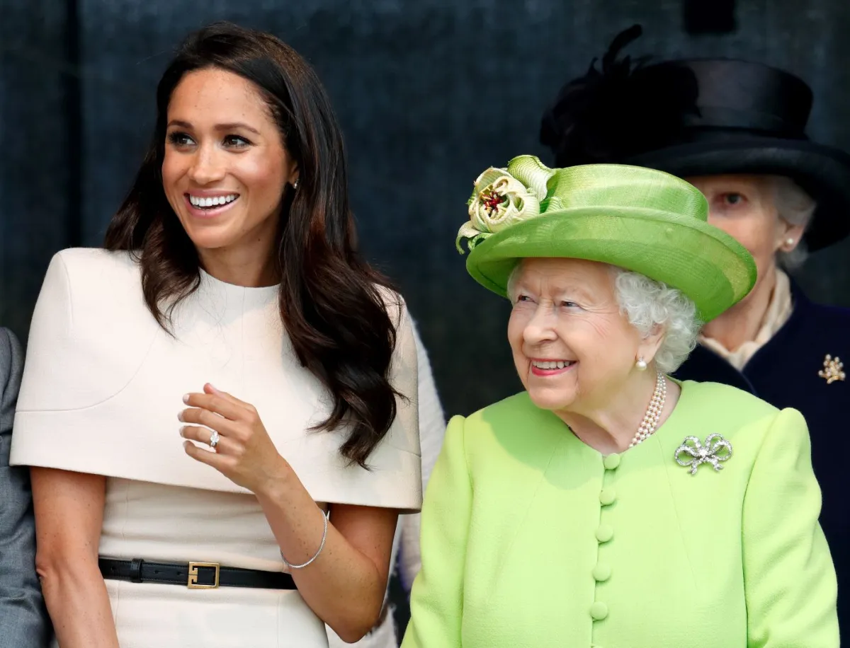 ميغان دوقة ساسكس والملكة إليزابيث الثانية في ويدنس بإنجلترا (Meghan, Duchess of Sussex and Queen Elizabeth II in Widnes, England). مصدر الصورة: Max Mumby/Indigo/Getty Images