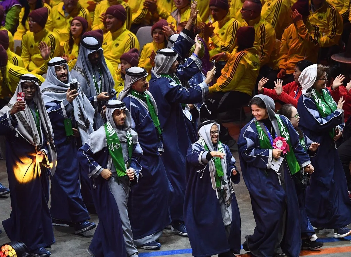 الوفد السعودي يشارك بالبشت البيدي في افتتاح تورين 2025 - الصورة من حساب الأولمبياد الخاص السعودي على إكس