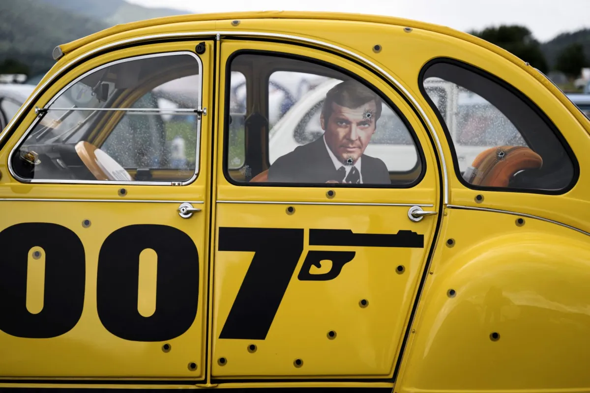 سيارة مزينة بشخصية سينمائية خيالية جيمس بوند بالقرب من ديليمونت، شمال سويسرا (A car adorned with fictional cinema character "James Bond" near Delemont, northern Switzerland). مصدر الصورة: GABRIEL MONNET / AFP
