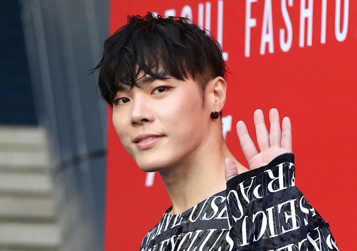 ويسونغ خلال أسبوع الموضة في سيول (Wheesung during Seoul Fashion Week in Seoul). مصدر الصورة: YONHAP / AFP