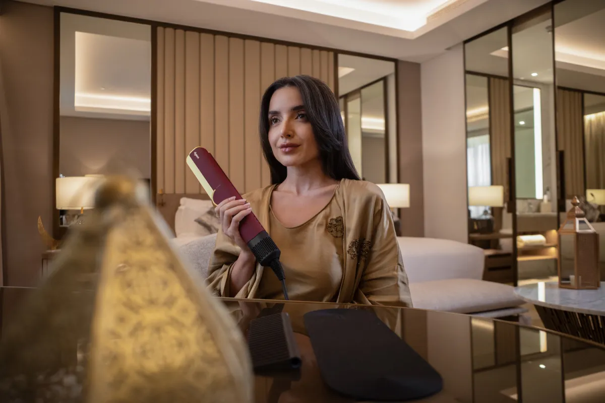 إصدار خاص من دايسون لمنتجات العناية بالشعر بألوان حصرية بين الأحمر المخملي والذهبي - الصورة من العلامة 