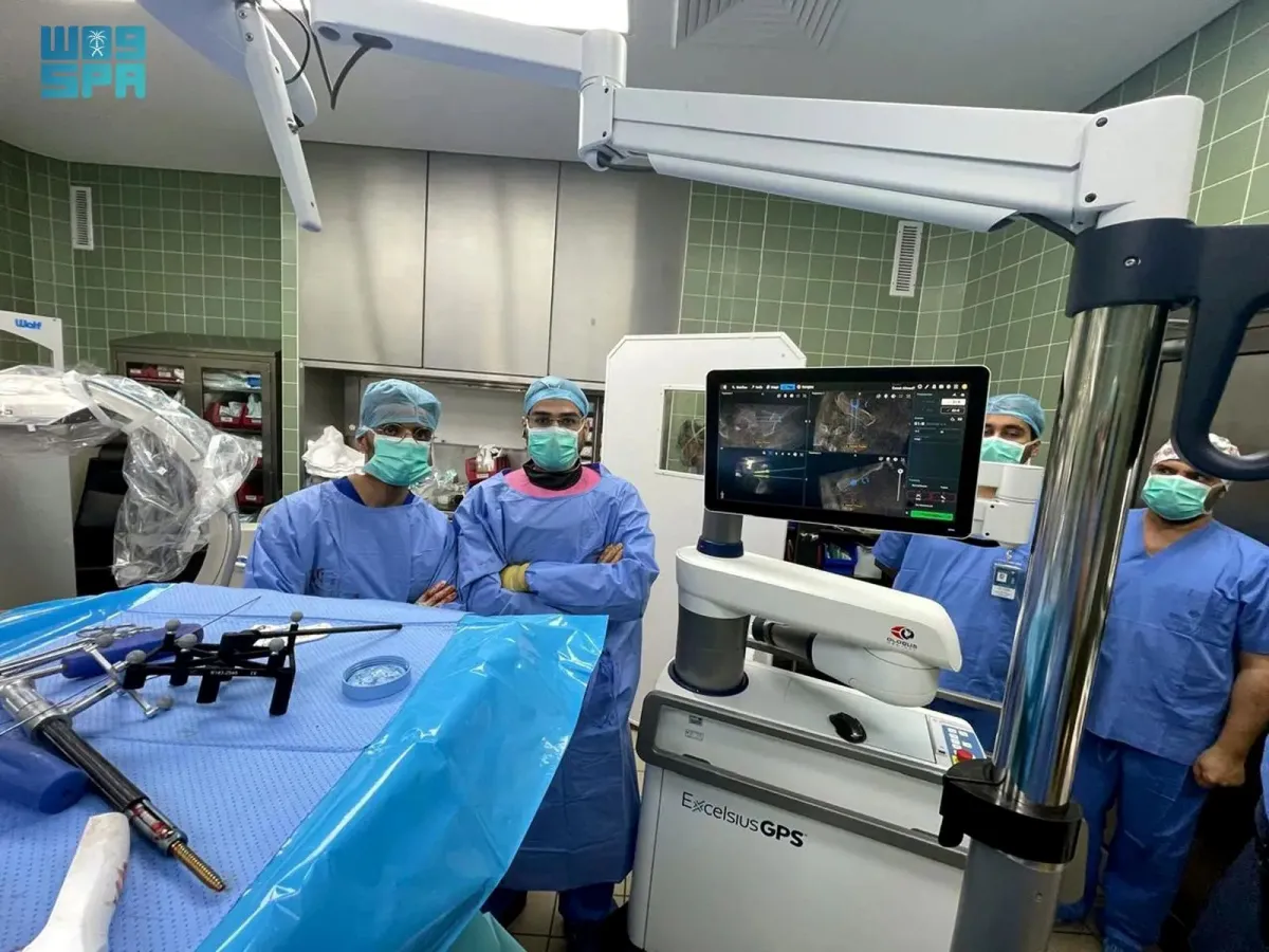 مستشفى الملك فهد الجامعي ينجح بإجراء عملية كسر في العمود الفقري والحوض باستخدام تقنية الروبوت