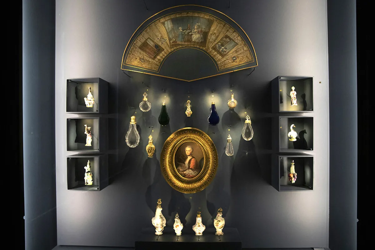 قوارير عطور من القرن الثامن عشر معروضة في متحف Fragonard Perfume Museum في بارس (مصدر الصورة Thomas Samson / AFP ).