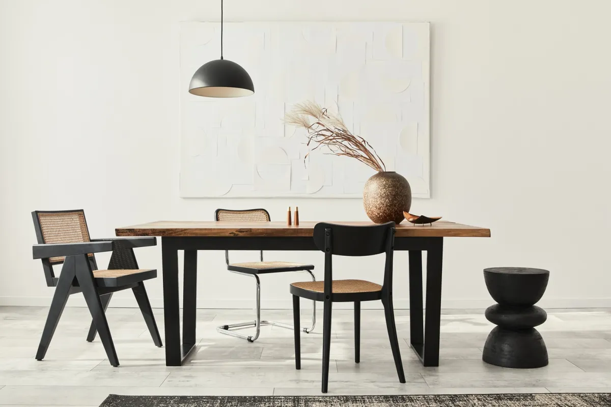 غرفة طعام مؤثثة بأثاث مصنوع من الخشب