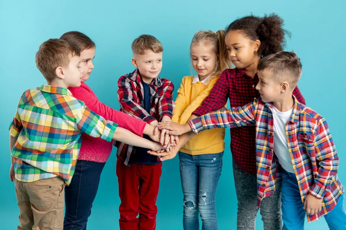 صورة لعدد من الأطفال يلعبون معًا