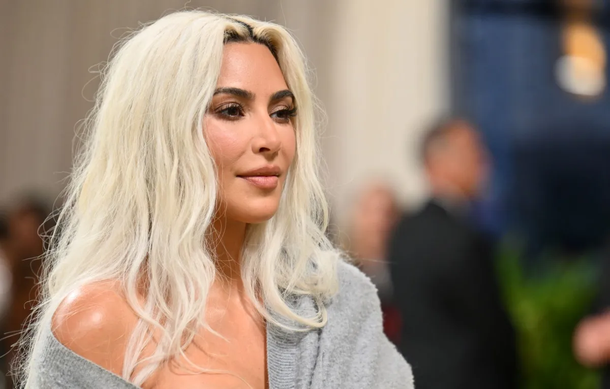 كيم كارداشيان في متحف متروبوليتان للفنون في نيويورك (Kim Kardashian at the Metropolitan Museum of Art in New York). مصدر الصورة: Angela WEISS / AFP