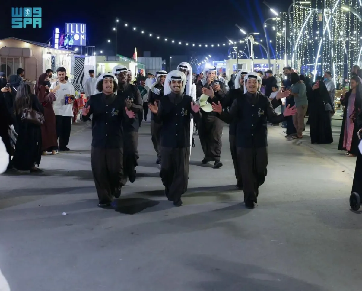 يحظى المتجولون بين مناطق الفوانيس، برحلة تراثية للعروض الحية التي تحتضنها جنبات المنطقة