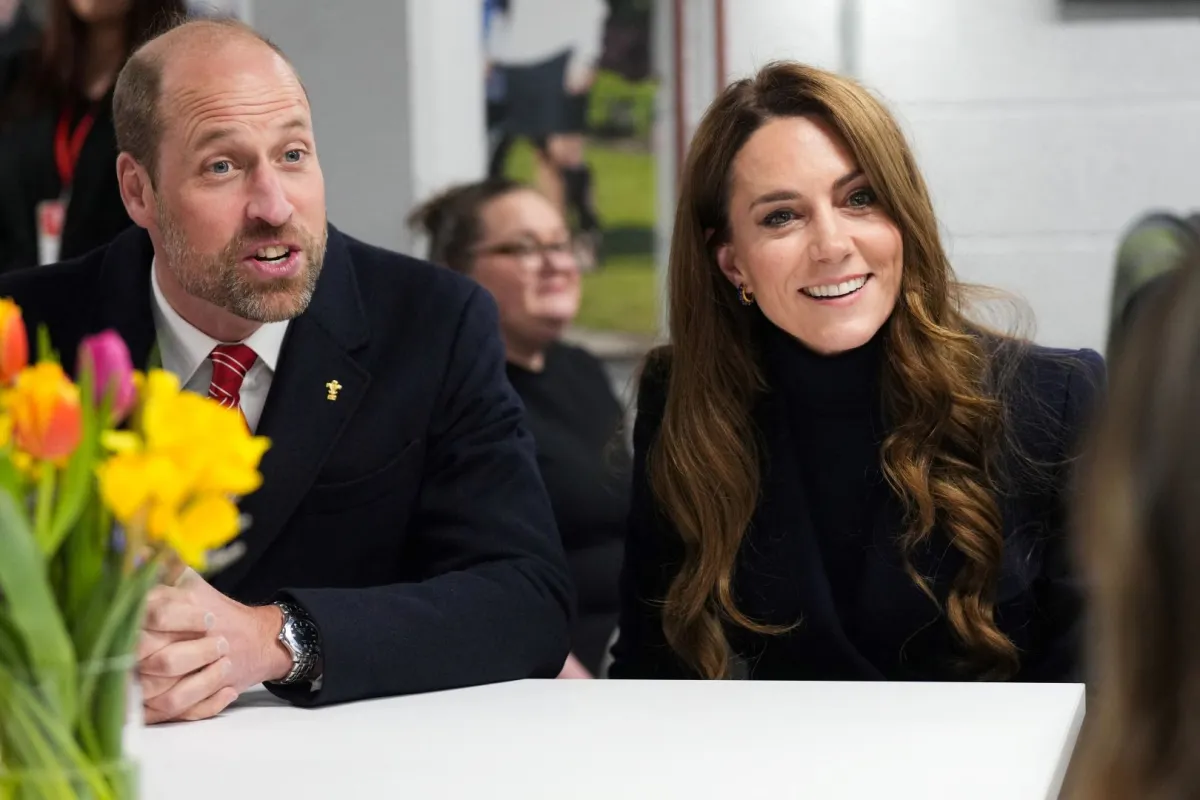 كاثرين (كيت ميدلتون) والأمير ويليام قبل حضور مباراة اتحاد الرجبي الدولية للأمم الستة، بين ويلز وإنجلترا، في ملعب برينسيباليتي في كارديف، جنوب ويلز (Catherine and Prince William before attending the Six Nations International rugby union match, between Wales and England, at the Principality Stadium in Cardiff, south Wales). مصدر الصورة: Alastair Grant / POOL / AFP