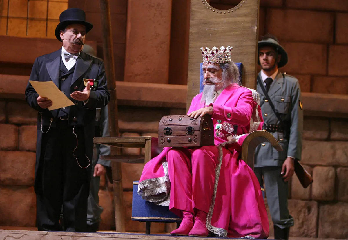 أنطوان كرباج (وسط) يؤدي مشهدًا خلال مسرحية "صح النوم" الموسيقية في قاعة أرينا بعمان Antoine Kerbaj (C) performs a scene during the "Sah el-Nom" (Wake Up) musical at the Arena in Amman – مصدر الصورة: AFP PHOTO/POOL/RAMZI HAIDAR (Photo by RAMZI HAIDAR / AFP POOL / AFP)